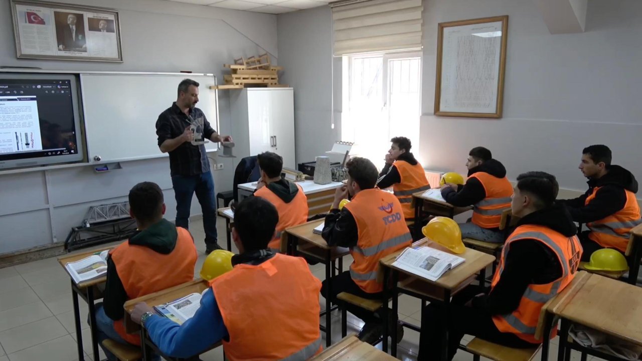 Erzincan’da öğrencilere simülasyon destekli raylı sistemler eğitimi