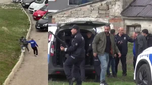 Sosyal medya hesabı açan eşine kızdı, kayınpederinin evine ateş etti