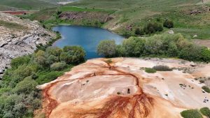 Erzincan’daki Kırmızı Doğa Harikası: Otlukbeli Gölü Ziyaretçilerini Büyülüyor