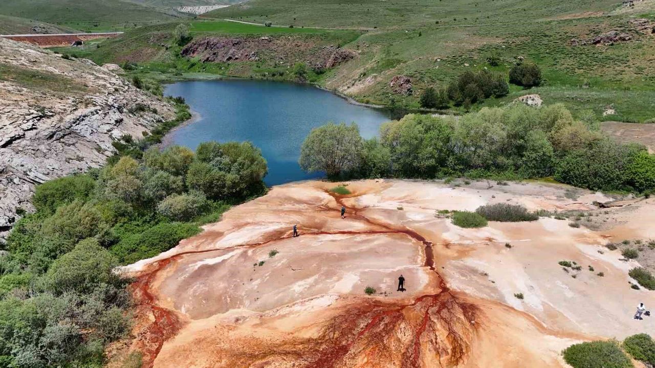Erzincan’daki Kırmızı Doğa Harikası: Otlukbeli Gölü Ziyaretçilerini Büyülüyor